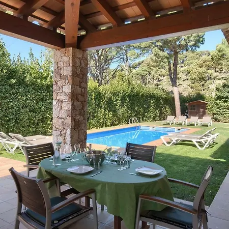 5 Bedroom House In With Private Pool And Garden