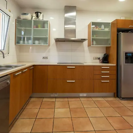 5 Bedroom House In With Private Pool And Garden