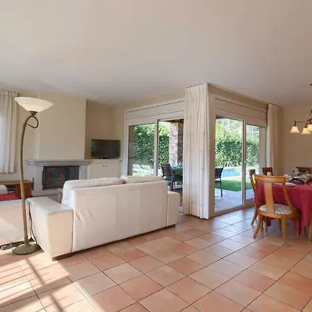 5 Bedroom House In With Private Pool And Garden