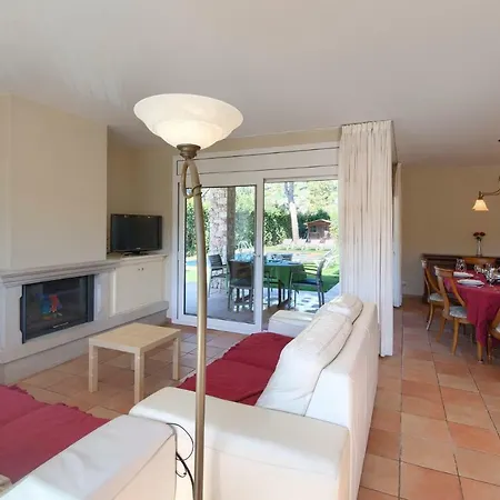 5 Bedroom House In With Private Pool And Garden *