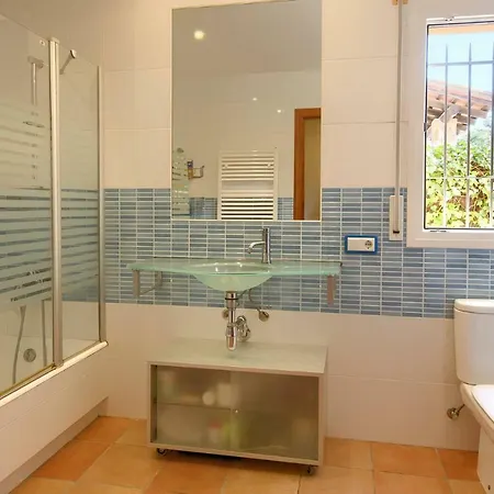 5 Bedroom House In With Private Pool And Garden